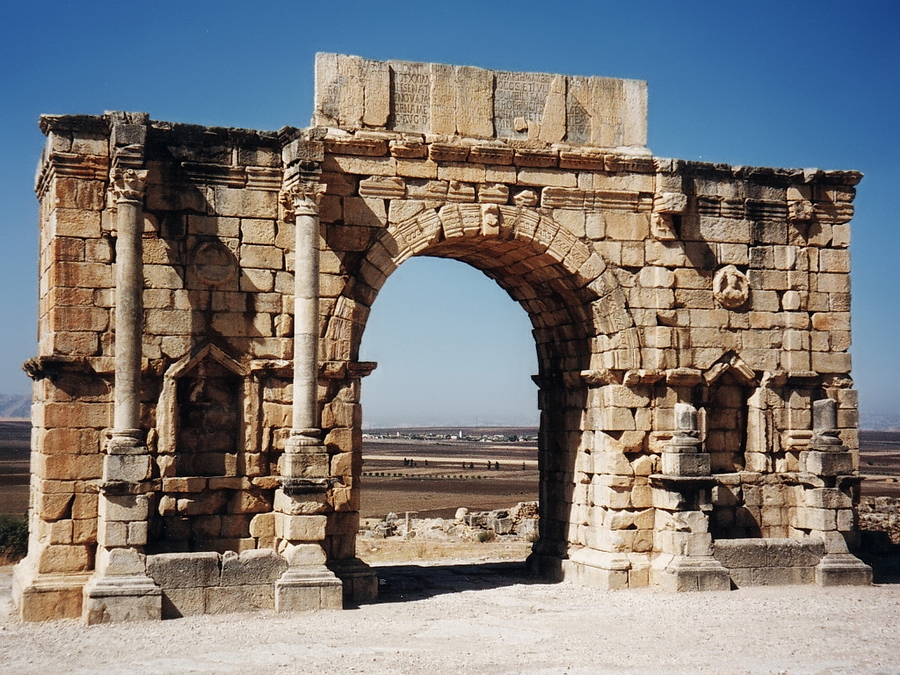 Volubilis - Triomfboog Volubilis is een Romeinse site die 30km buiten Meknes ligt. Het meest opvallende monument is de triomfboog in de hoofdstraat, de Decumanus Maximus. Stefan Cruysberghs